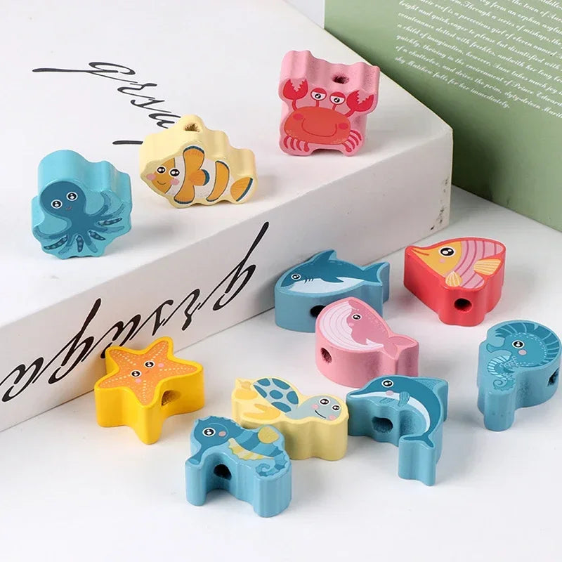 Juguete Montessori de Madera para Enhebrar – Cuentas de Madera con Dibujos de Animales, Frutas, Letras y Números para Niños – Juguete Educativo DIY para Desarrollar Motricidad Fina – Regalo Ideal para Niños y Niñas.